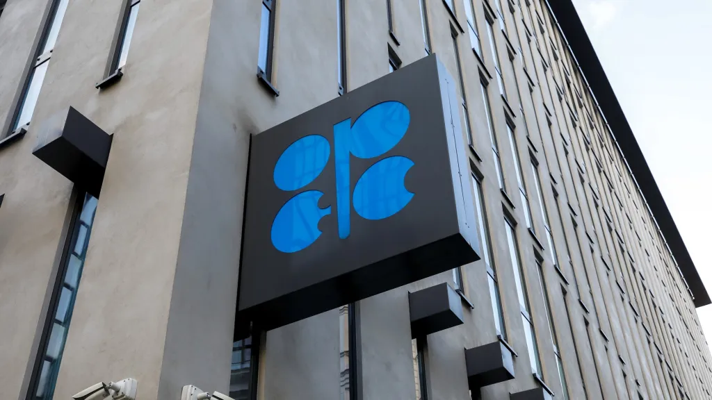 ОПЕК+ з жовтня планує збільшити видобуток нафти