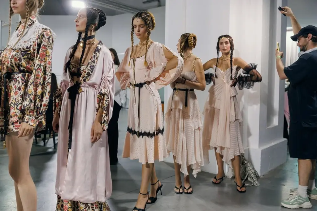Ukrainian Fashion Week SS26: від “Русалки Дністрової” до інклюзивності Ukrainian Fashion Week SS26: від “Русалки Дністрової” до інклюзивності