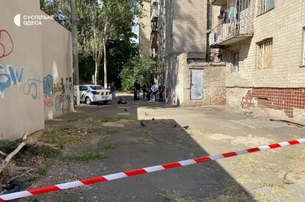 В Одесі біля гуртожитку виявили мертве немовля: поліція підозрює, що його викинули з вікна В Одесі біля гуртожитку виявили мертве немовля: поліція підозрює, що його викинули з вікна