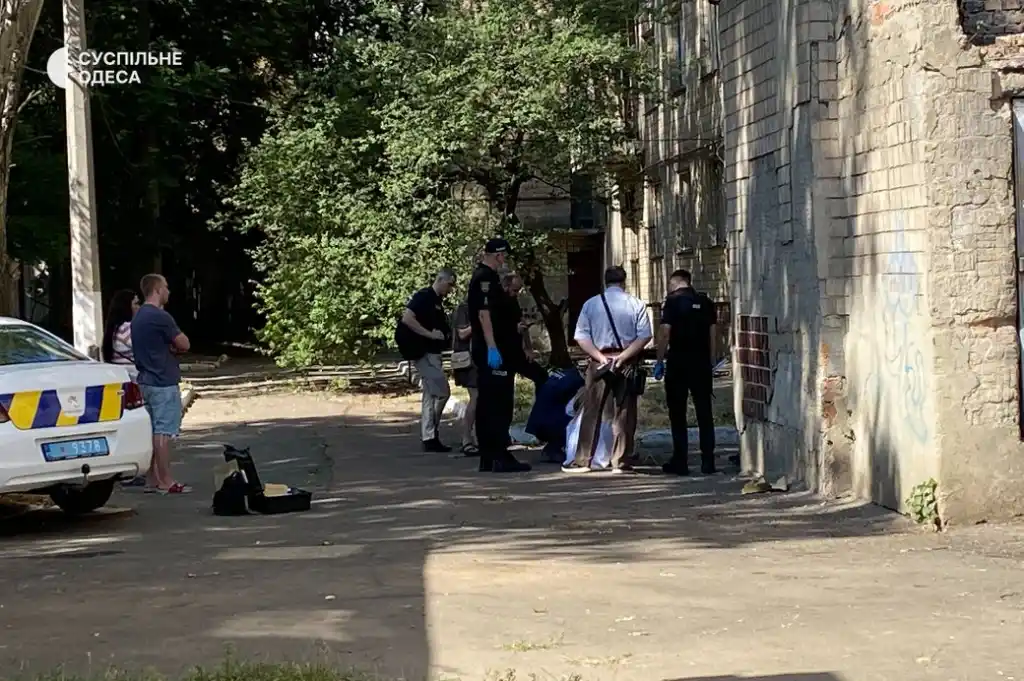В Одесі біля гуртожитку виявили мертве немовля: поліція підозрює, що його викинули з вікна