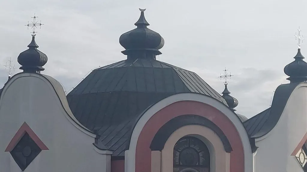 У Польщі зрізали хрест з української церкви: посольство вимагає офіційного розслідування
