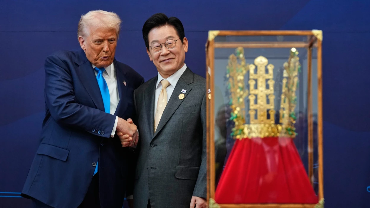 Президент Південної Кореї вручив Дональду Трампу репліку золотої корони королівства Сілла