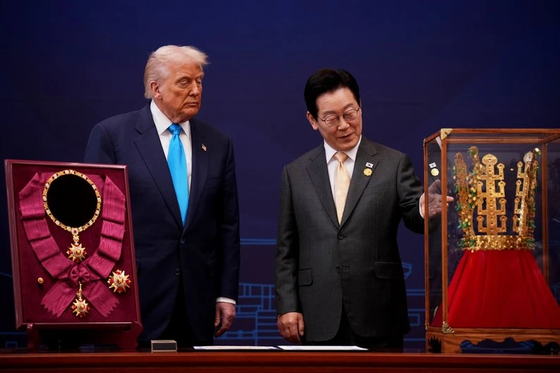 Президент Південної Кореї вручив Дональду Трампу репліку золотої корони королівства Сілла