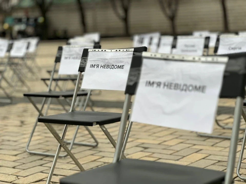 У Києві пройшла акція “Порожні стільці” до Міжнародного дня увʼязненого письменника
