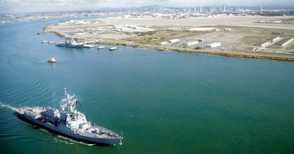 У Карибському морі російський танкер різко змінив курс після появи есмінця США