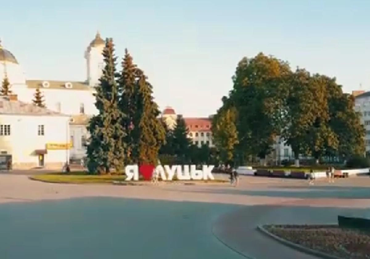 У Луцьку серед осені розквітла сакура: містяни діляться незвичними фото