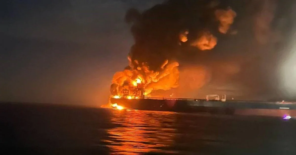 Дві санкційні російські нафтоналивні баржі спалахнули біля Туреччини: причини досі не з’ясовані