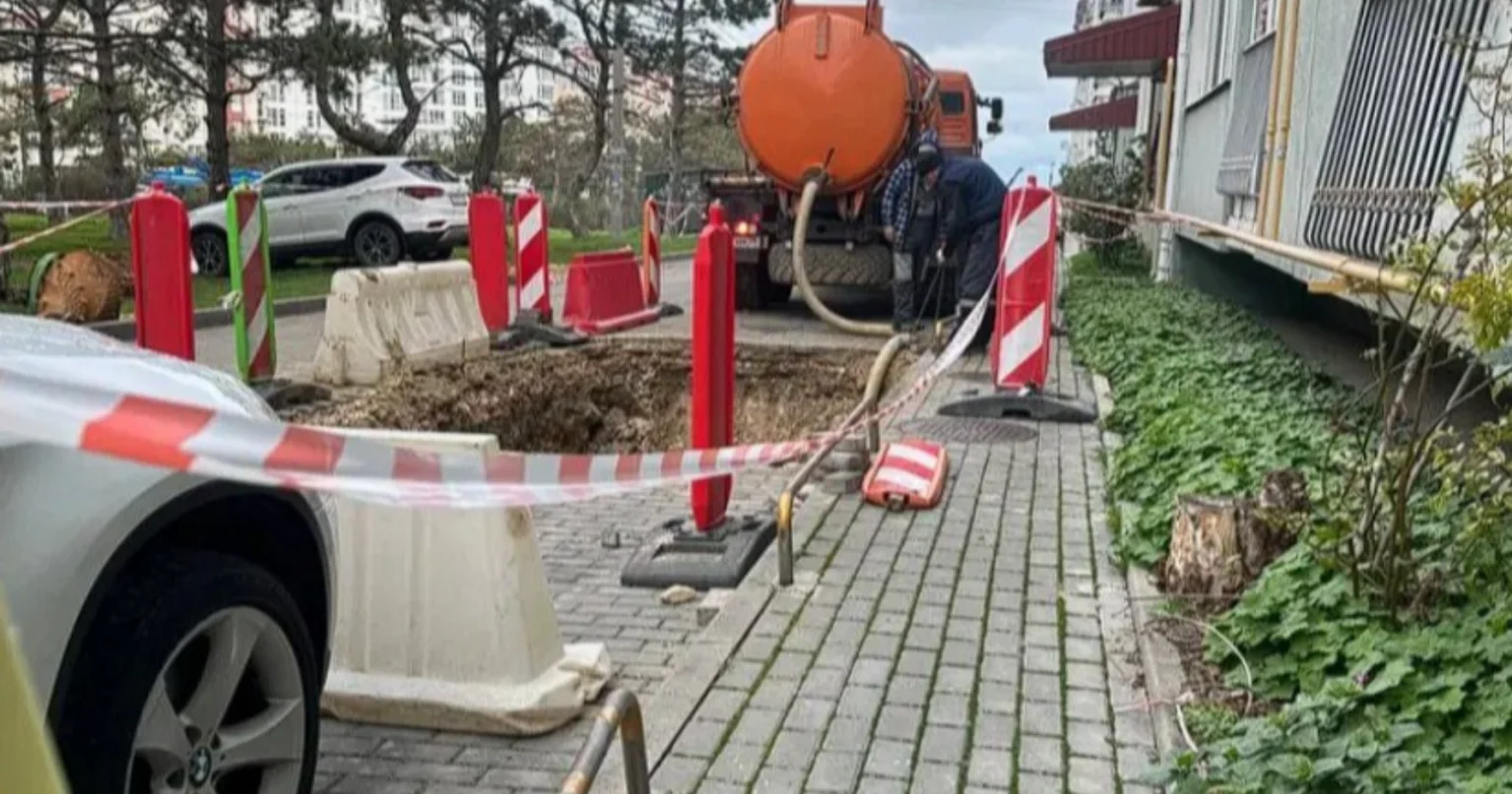 У Севастополі тріскають будинки: новий водопровід перетворився на загрозу для мешканців