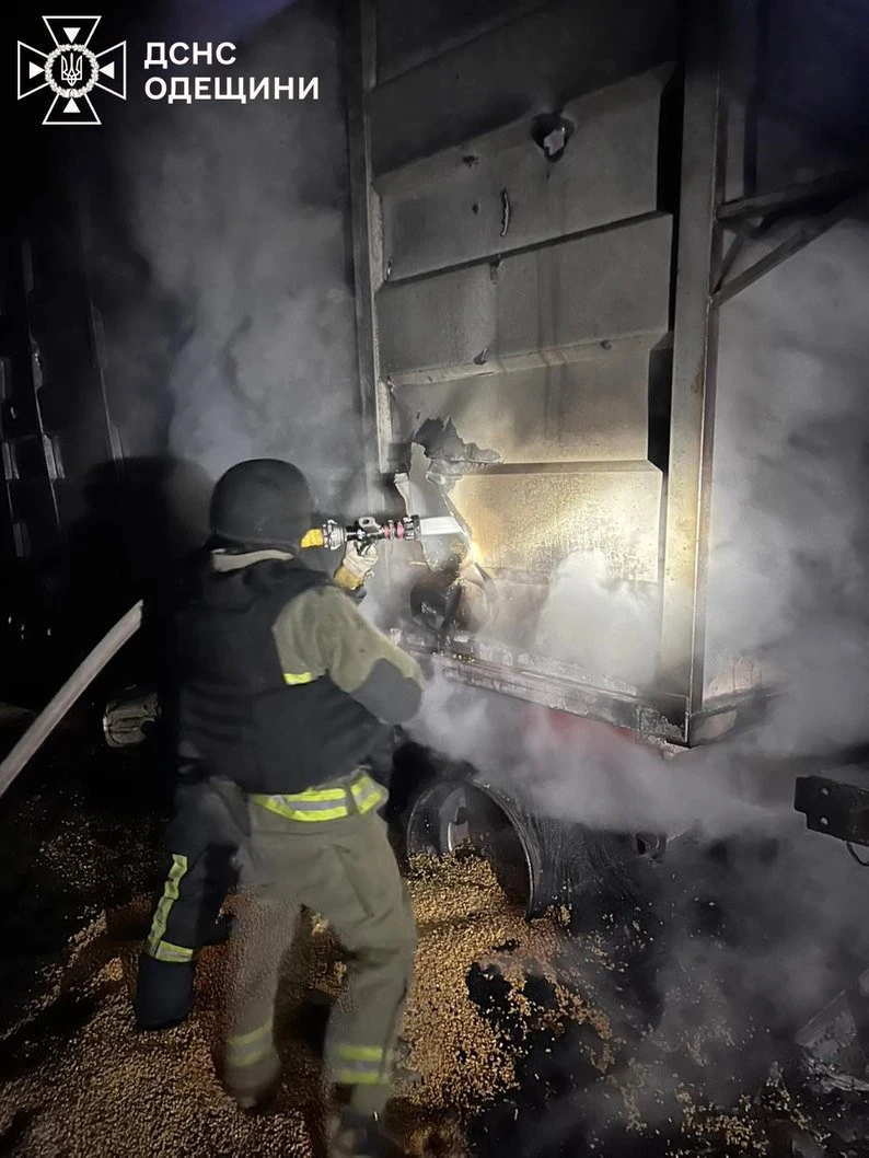 Удар по порту на Одещині: вечірня атака забрала життя людей і знищила техніку Удар по порту на Одещині: вечірня атака забрала життя людей і знищила техніку