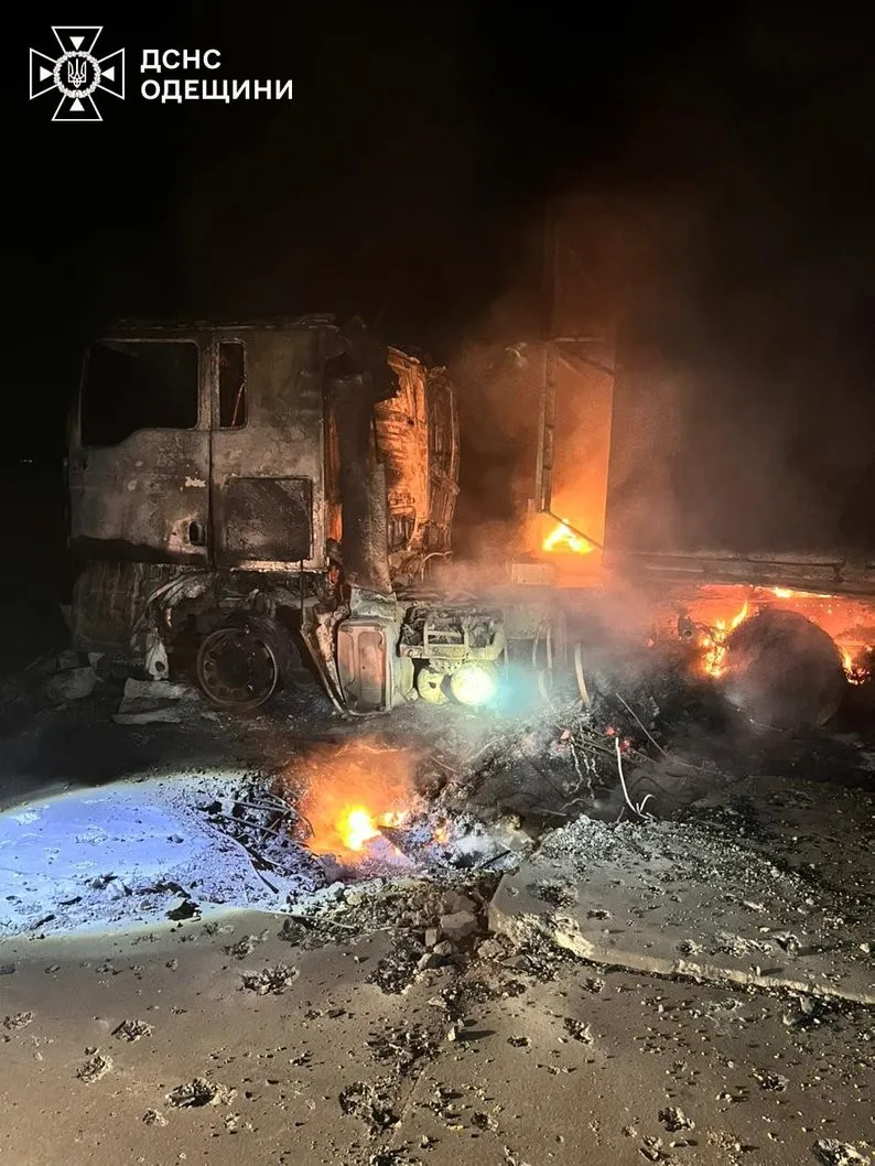Удар по порту на Одещині: вечірня атака забрала життя людей і знищила техніку