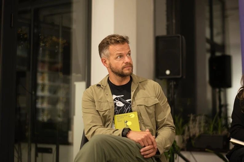 “Я хотів би повернутися до іронії”: Артем Чапай про те, яку прагне писати літературу “Я хотів би повернутися до іронії”: Артем Чапай про те, яку прагне писати літературу