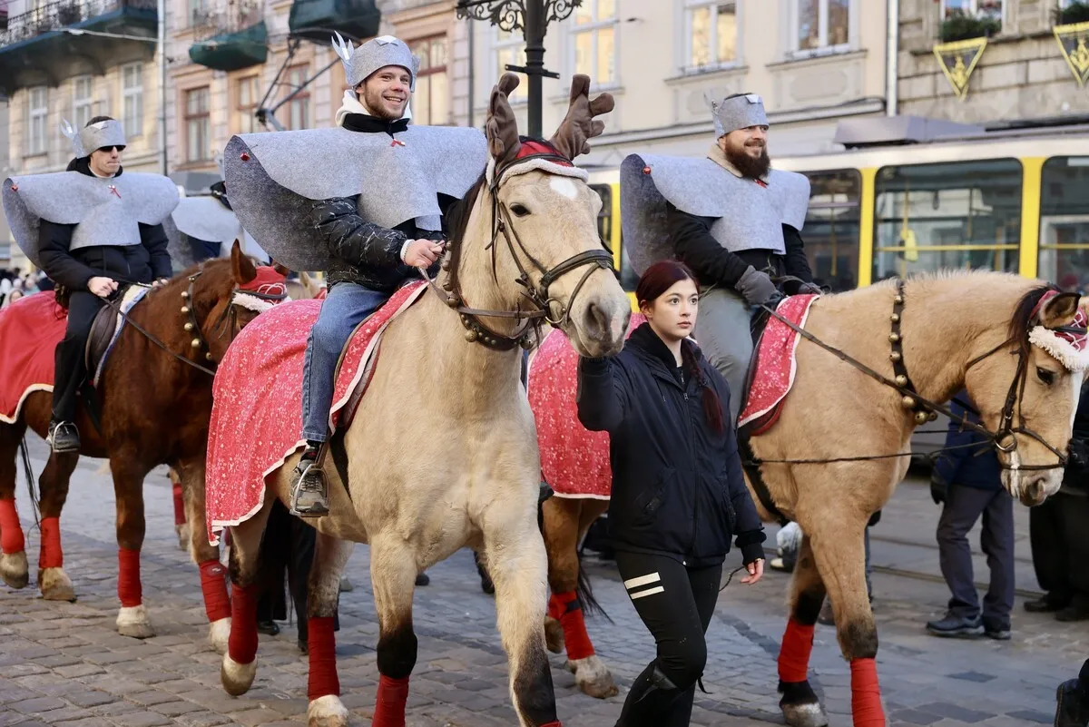 Вертеп на конях і колядки у центрі міста: у Львові відбулася хода за участю ветеранів