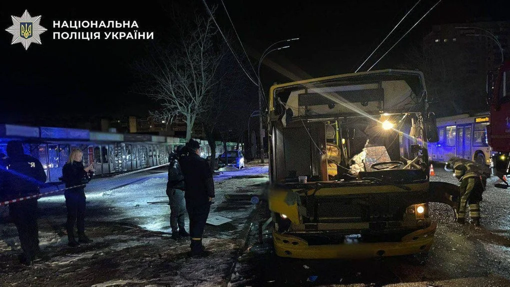 Вибух на кінцевій: у Подільському районі Києва пошкоджено автобус