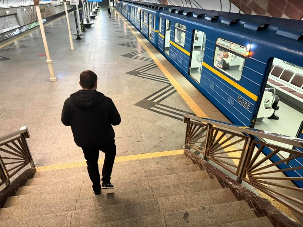 Метро на межі можливого: рух “червоною” лінією у Києві відновили з затримками