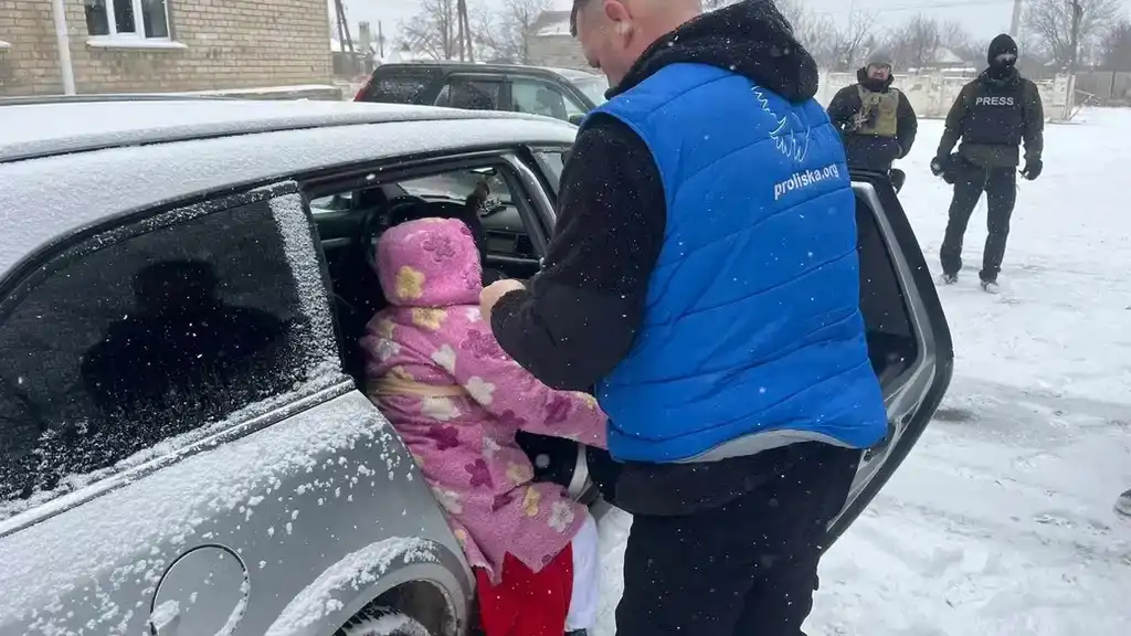 Під вогнем і снігом: як на Донеччині ускладнюється евакуація цивільних
