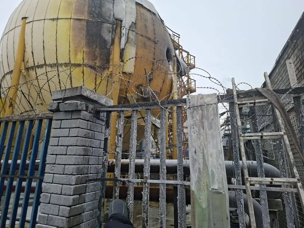 Дронова атака по Дніпру: удар по іноземному заводу, сотні тонн олії на вулицях міста