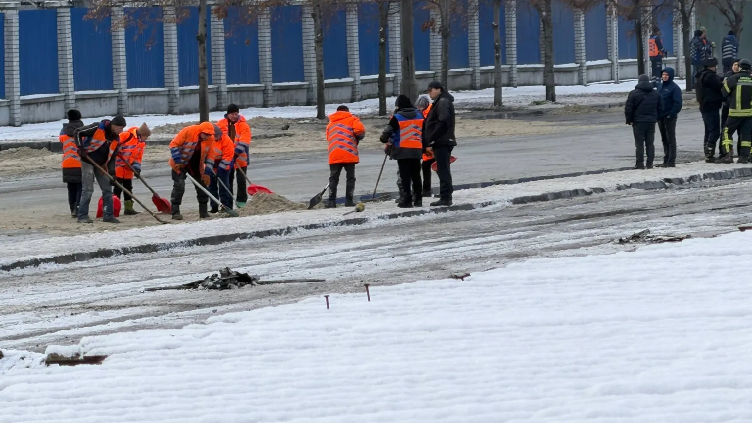 Дронова атака по Дніпру: удар по іноземному заводу, сотні тонн олії на вулицях міста