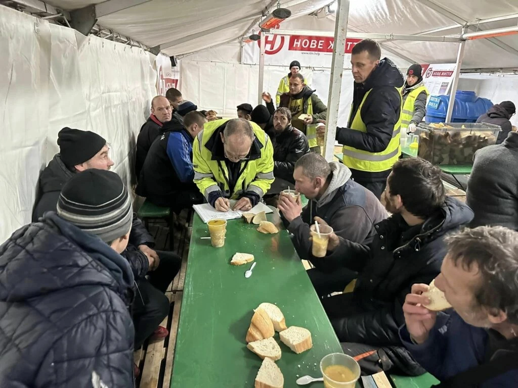 Тепло посеред зими: на Куликовому полі в Одесі запрацювали цілодобові намети підтримки