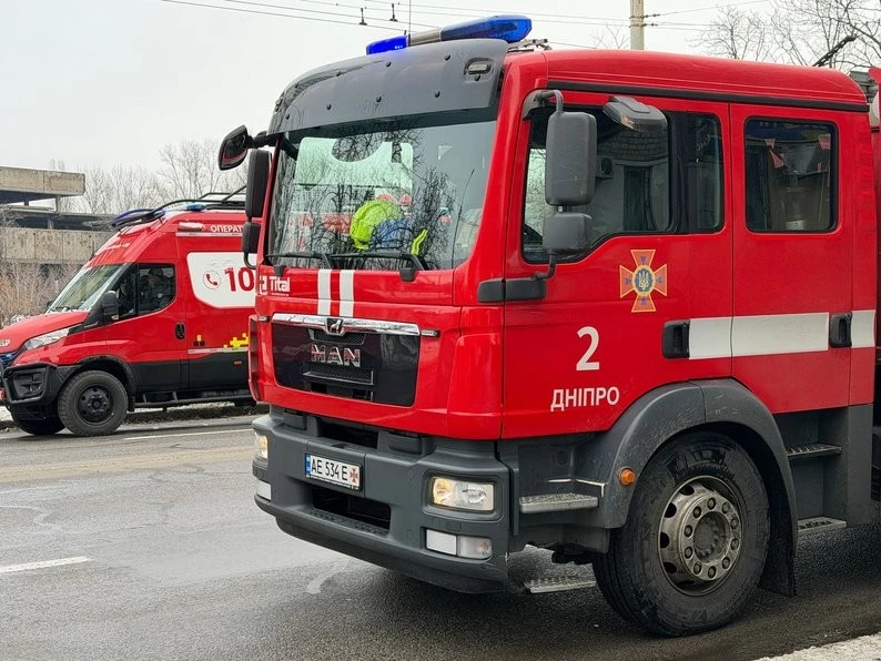 У Дніпрі за ніч розчистили набережну після удару дронів і повернули транспорт