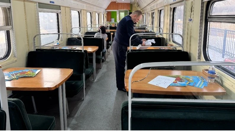 Вагони тепла і зв’язку: на Київщині запрацювали перші пункти незламності від залізниці
