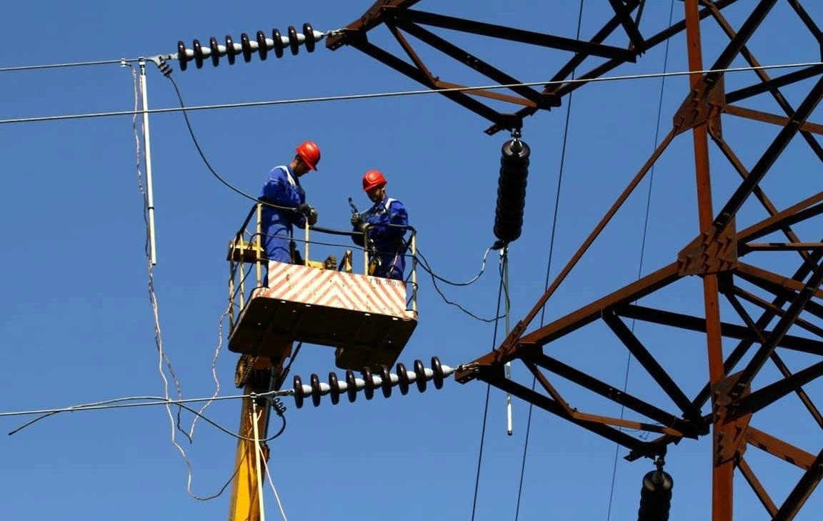 Уряд готує доплати для енергетиків, які відновлюють мережі після атак