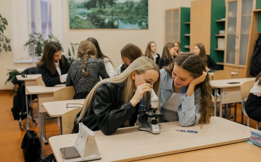 Російська знову лунає у школах: чому діти й учителі відступають від державної мови