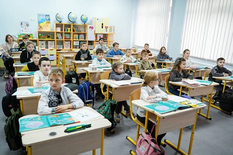 Російська знову лунає у школах: чому діти й учителі відступають від державної мови