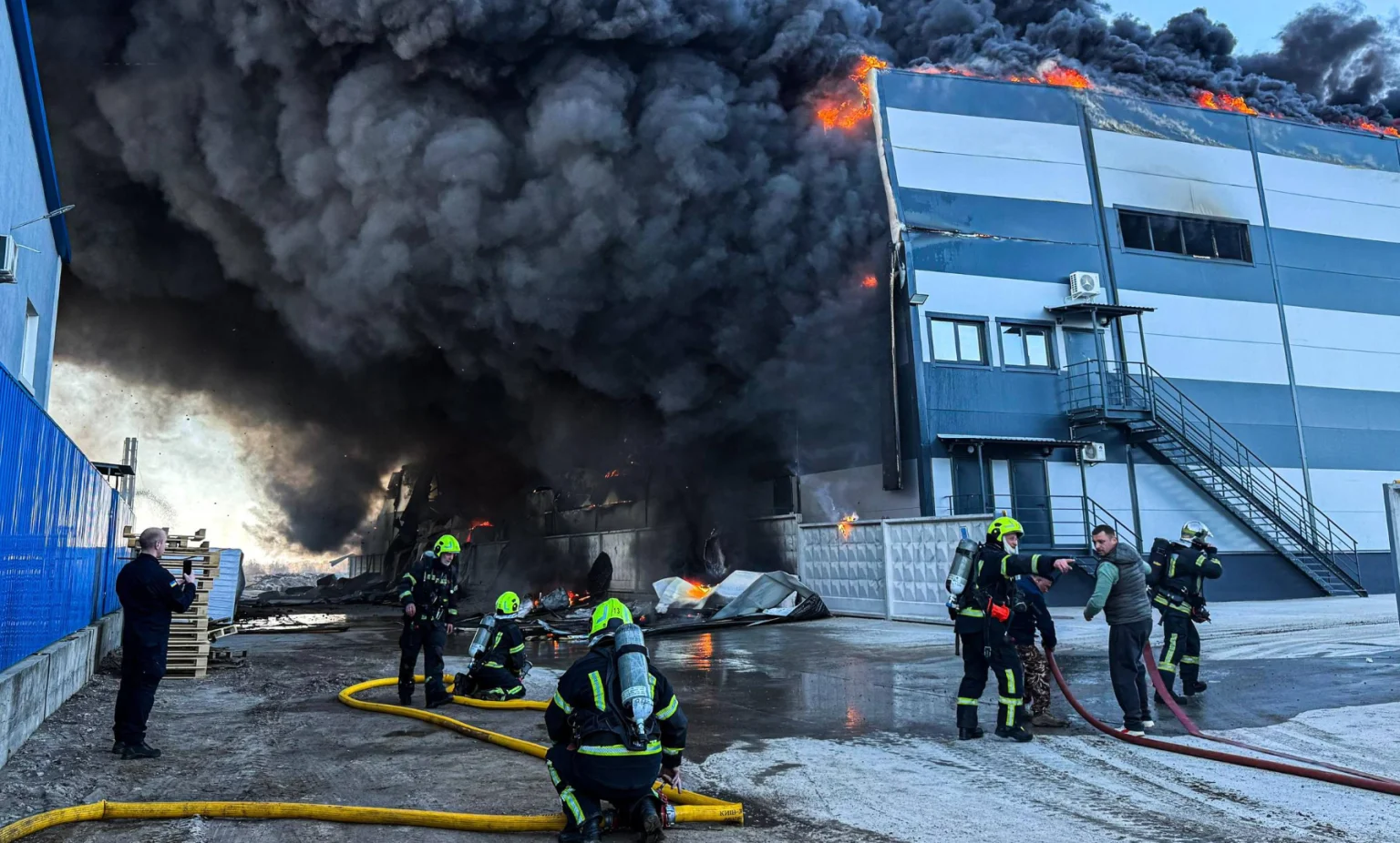 Північ столиці та передмістя затягнуло димом через пожежу в Погребах