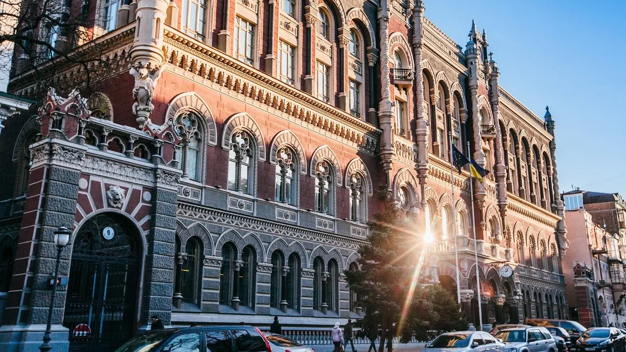 Фінансовий щит: НБУ встановив рекорд із продажу валюти для стабілізації ринку