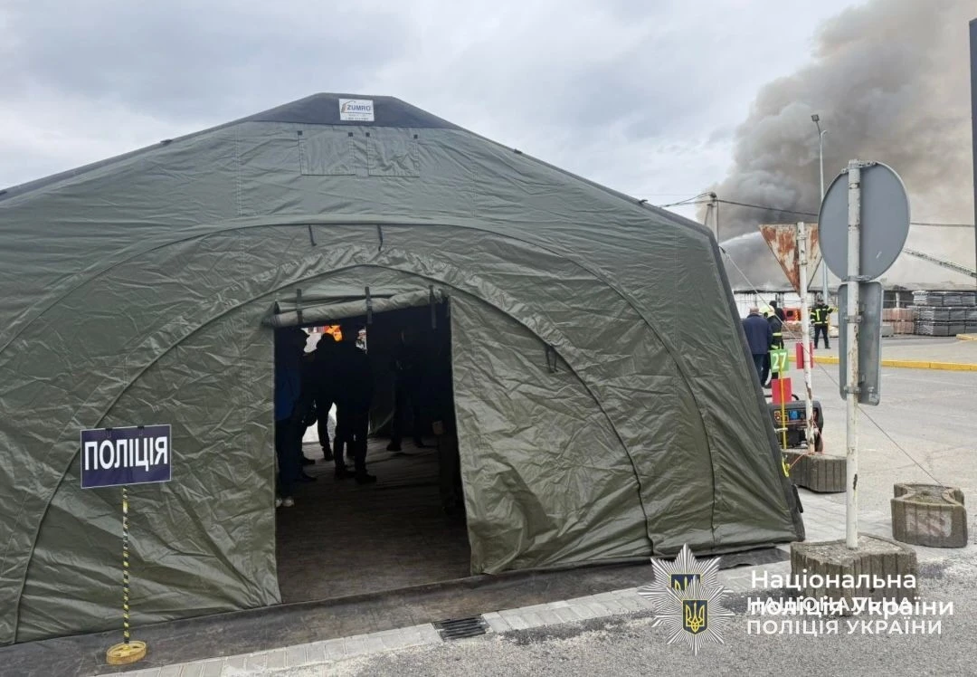 Наслідки удару по Тернополю: поліція розгорнула мобільний штаб допомоги