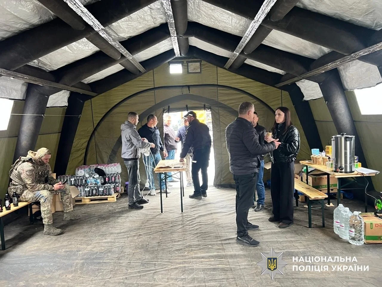 Наслідки удару по Тернополю: поліція розгорнула мобільний штаб допомоги