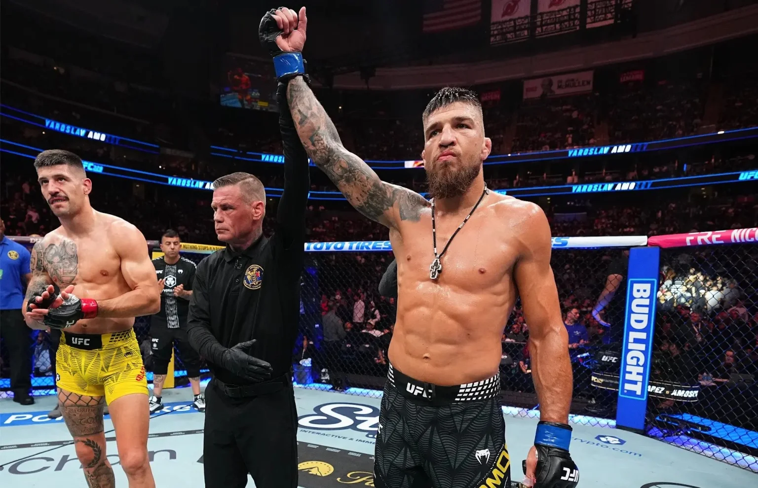 Ярослав Амосов святкує другий тріумф у UFC після ефектного фінішу в Ньюарку