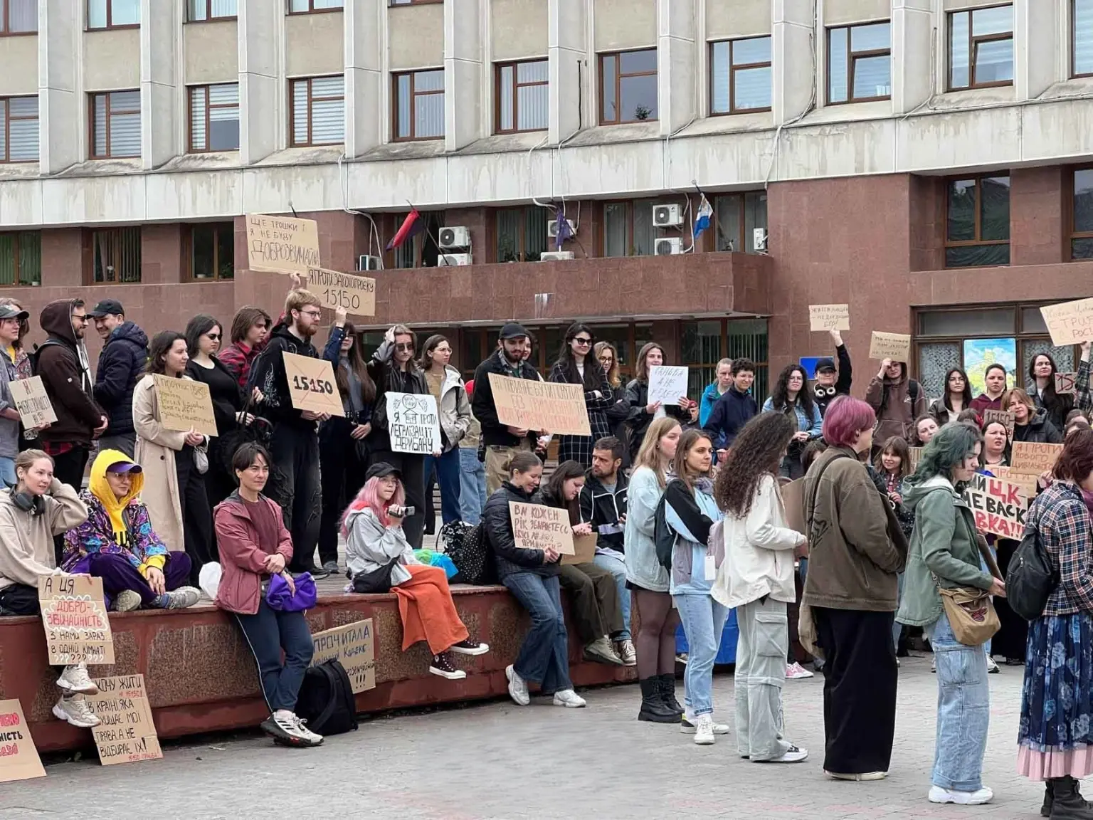 В Івано-Франківську мітинг проти Цивільного кодексу завершився нападом на активісток