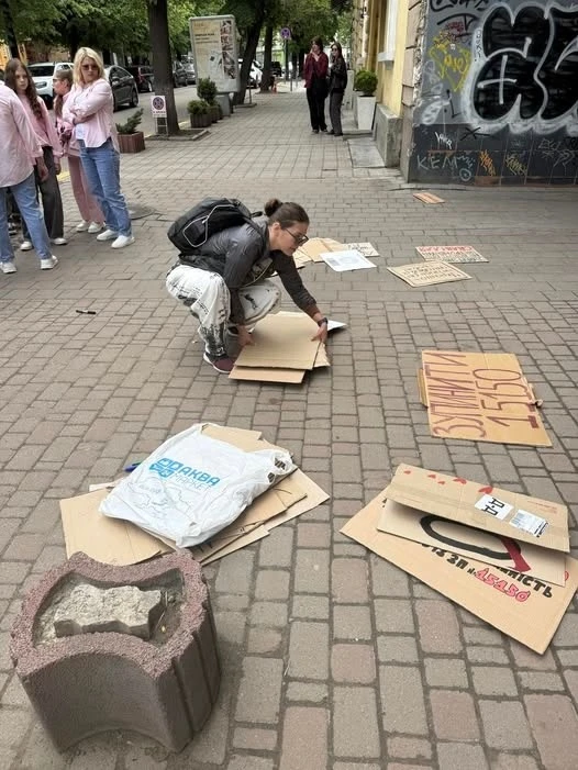 В Івано-Франківську мітинг проти Цивільного кодексу завершився нападом на активісток