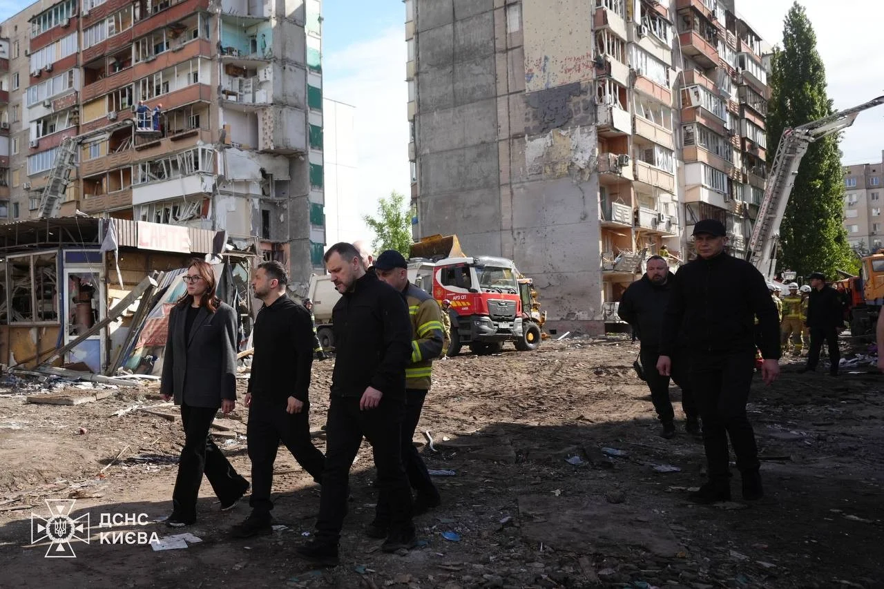 Трагедія в Дарницькому районі: Зеленський відвідав зруйновану ракетним ударом багатоповерхівку