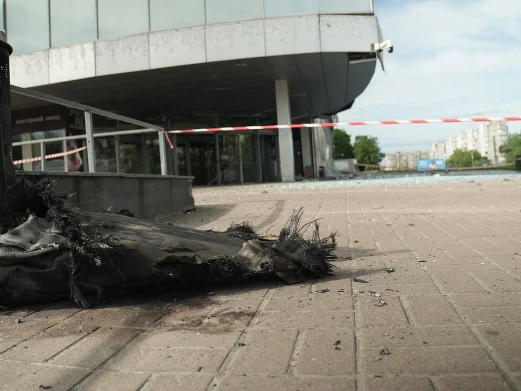 Масована атака дронів у Сумах: зруйновані крамниці та вибиті шибки в оселях