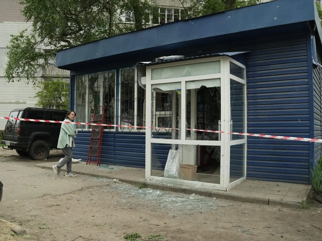 Масована атака дронів у Сумах: зруйновані крамниці та вибиті шибки в оселях