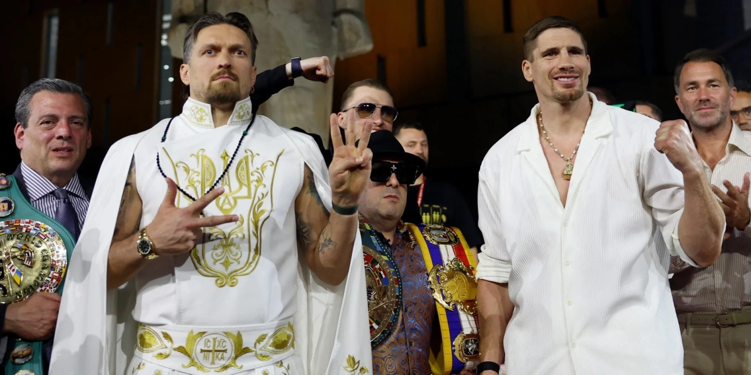 Символи незламності біля пірамід: як Усик вразив автентичним вбранням перед поєдинком у Єгипті