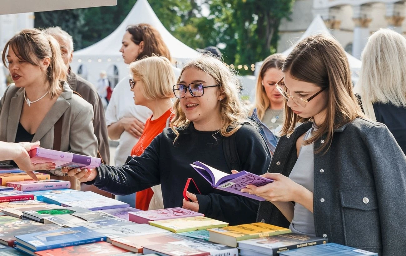 Купують частіше, ніж позичають: Мінкульт розкрив свіжі читацькі звички українців