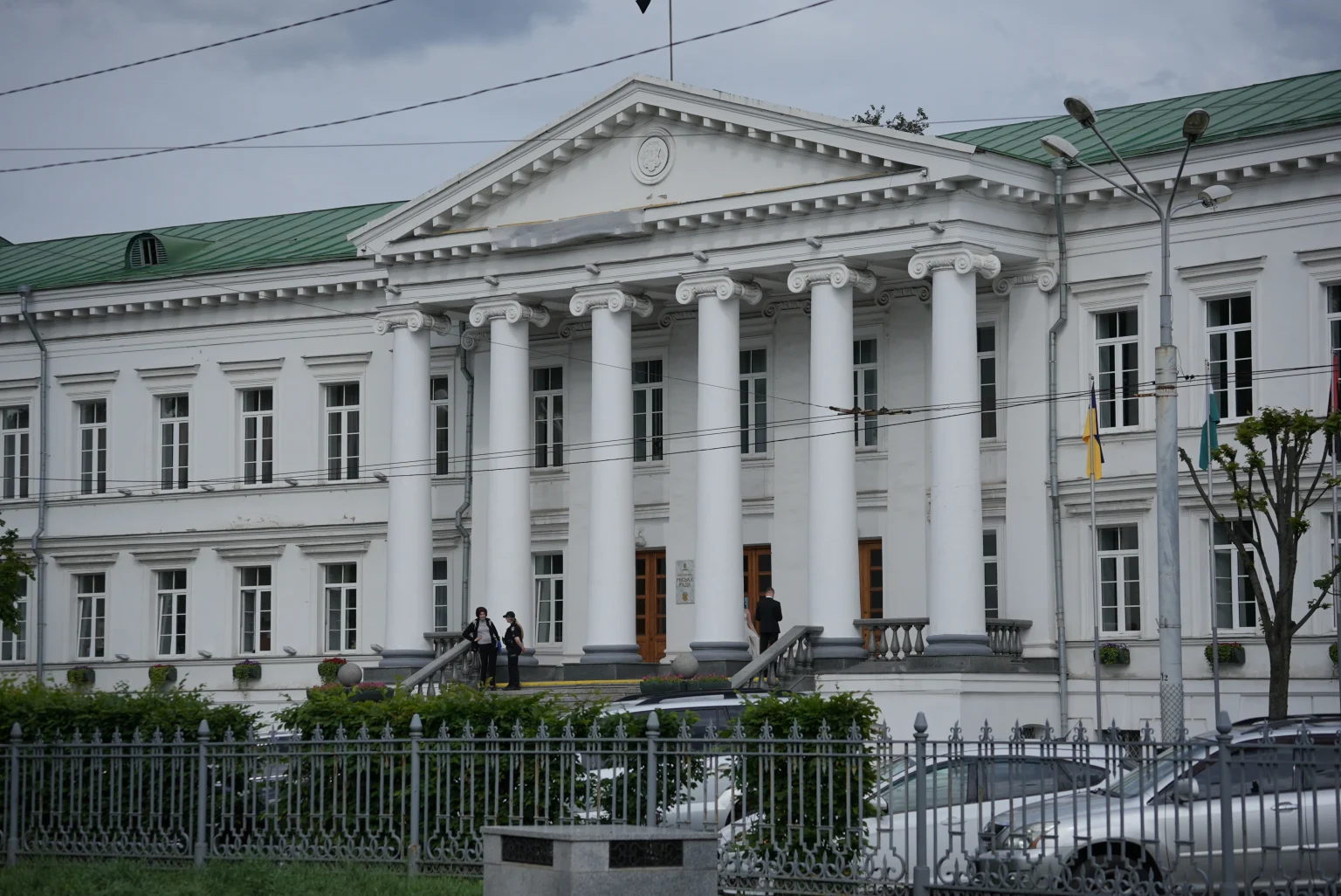 Детективи НАБУ прибули до будівлі Полтавської міськради для обшуків