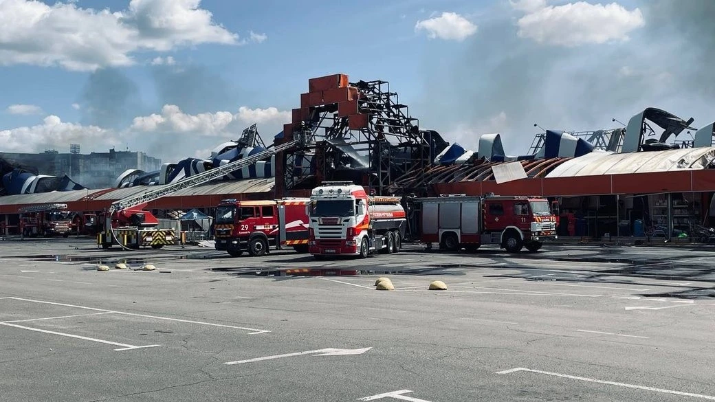 Ракетний удар по Кривому Рогу знищив відомий гіпермаркет: пожежа охопила величезну площу